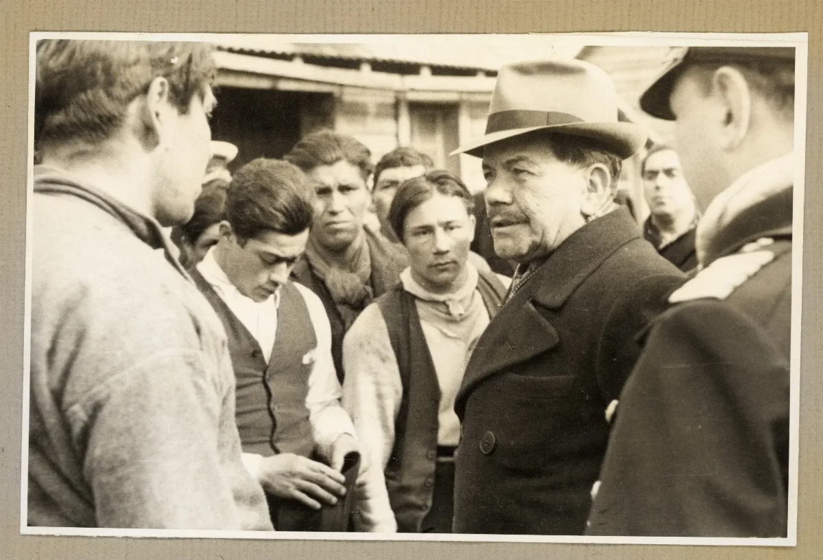 Autoridades en acto oficial durante visita presidencial a Aysén — Puerto Aysén — 1939 | Chile de Ayer