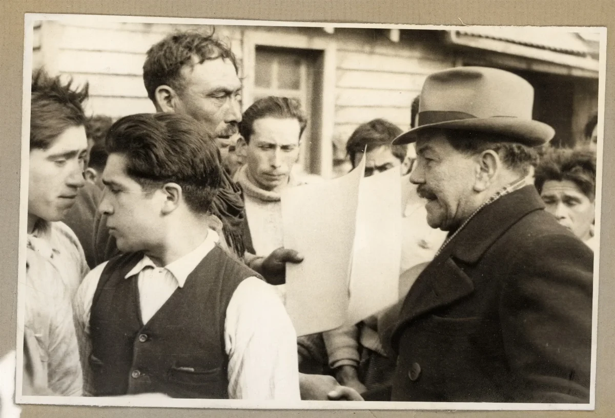 Pedro Aguirre Cerda en acto oficial con autoridades de Aysén — Puerto Aysén — 1939 | Chile de Ayer