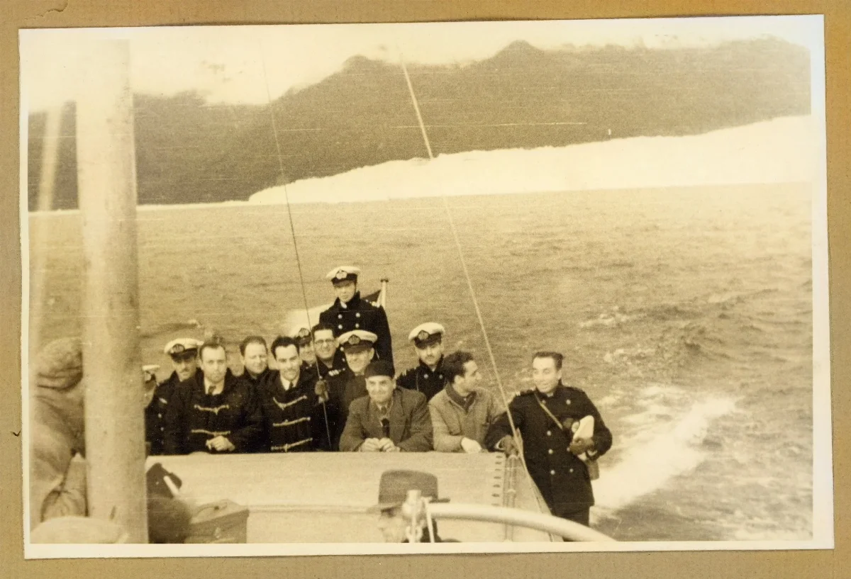 Delegación presidencial navegando por los campos de hielo — Puerto Aysén — 1939 | Chile de Ayer
