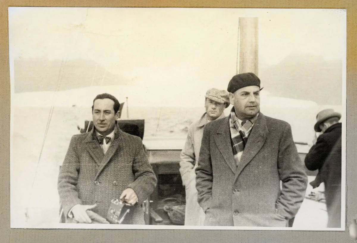 Delegación presidencial navegando por los campos de hielo — Puerto Aysén — 1939 | Chile de Ayer