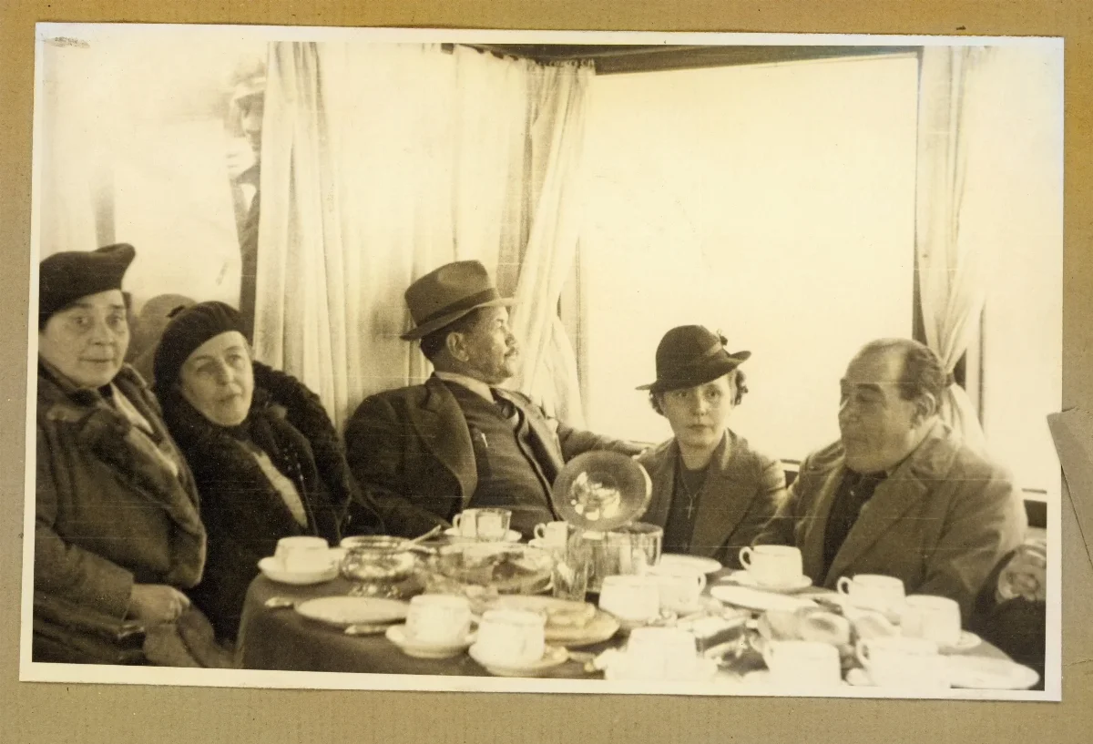 Delegación presidencial en comida durante expedición a los campos de hielo de Aysén — Puerto Aysén — 1939 | Chile de Ayer
