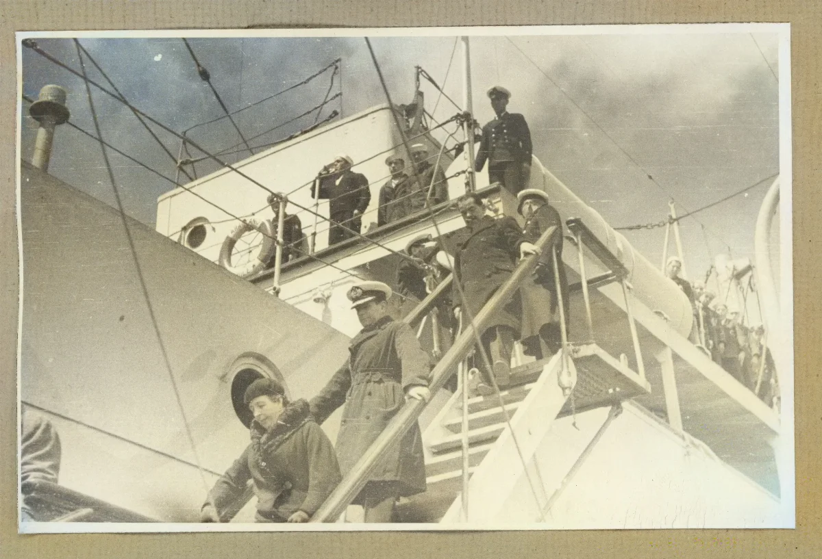 Delegación presidencial navegando por los campos de hielo — Puerto Aysén — 1939 | Chile de Ayer