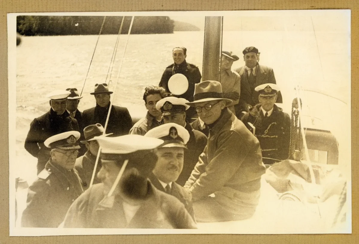 Delegación presidencial navegando por los campos de hielo — Puerto Aysén — 1939 | Chile de Ayer