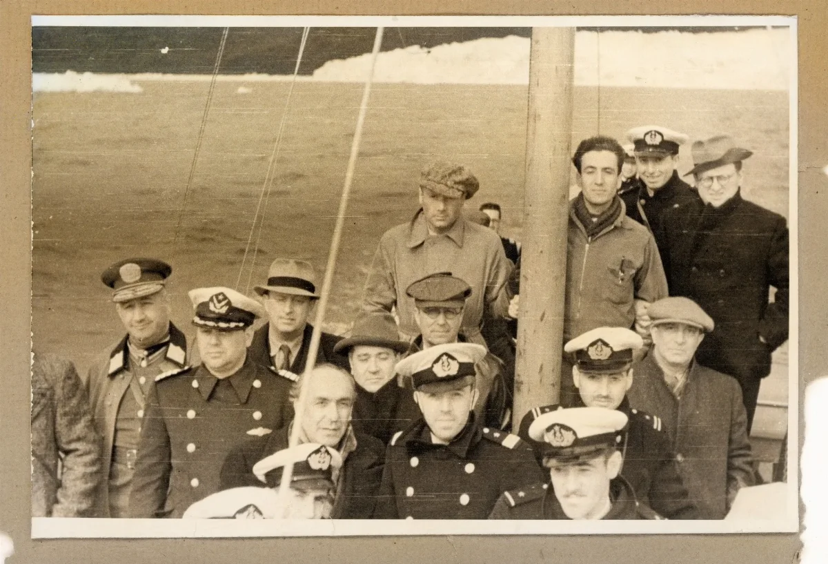 Delegación presidencial navegando los campos de hielo — Puerto Aysén — 1939 | Chile de Ayer