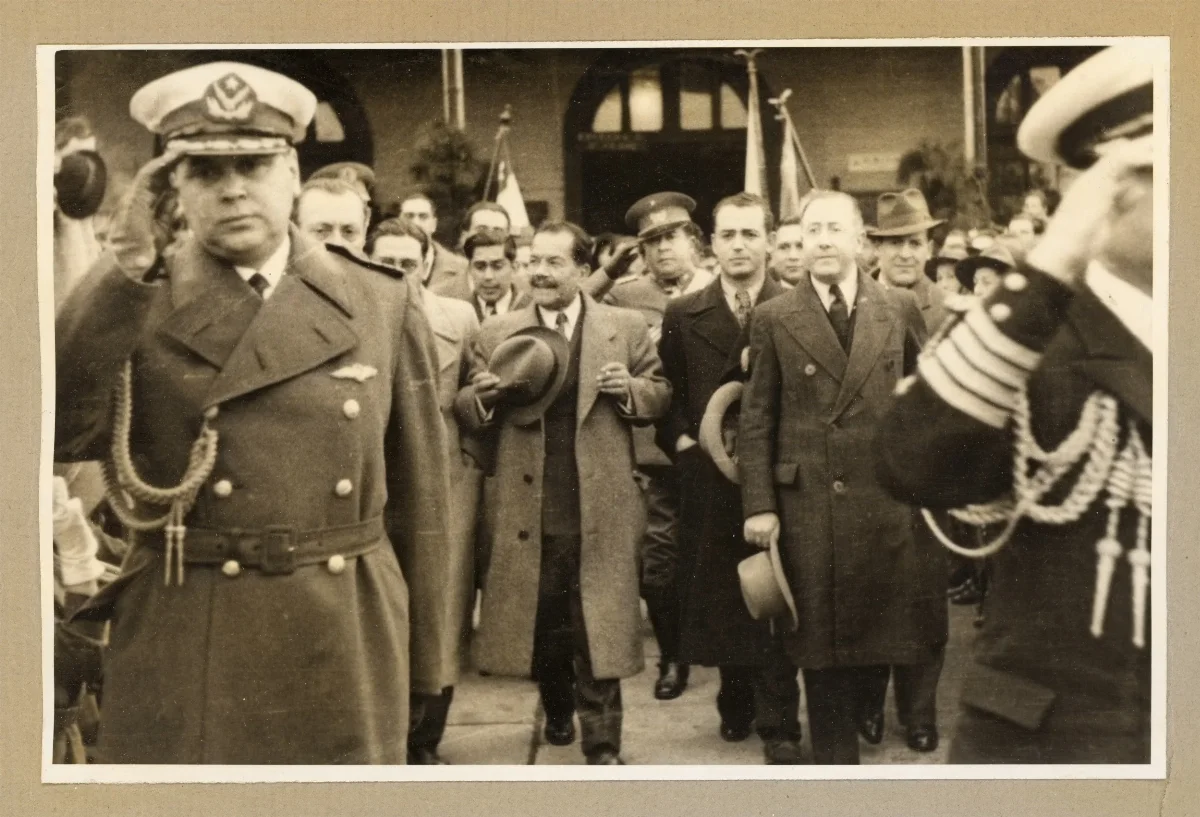Presidente Pedro Aguirre Cerda en acto de protocolo con autoridades militares y civiles — Puerto Montt — 1939 | Chile de Ayer
