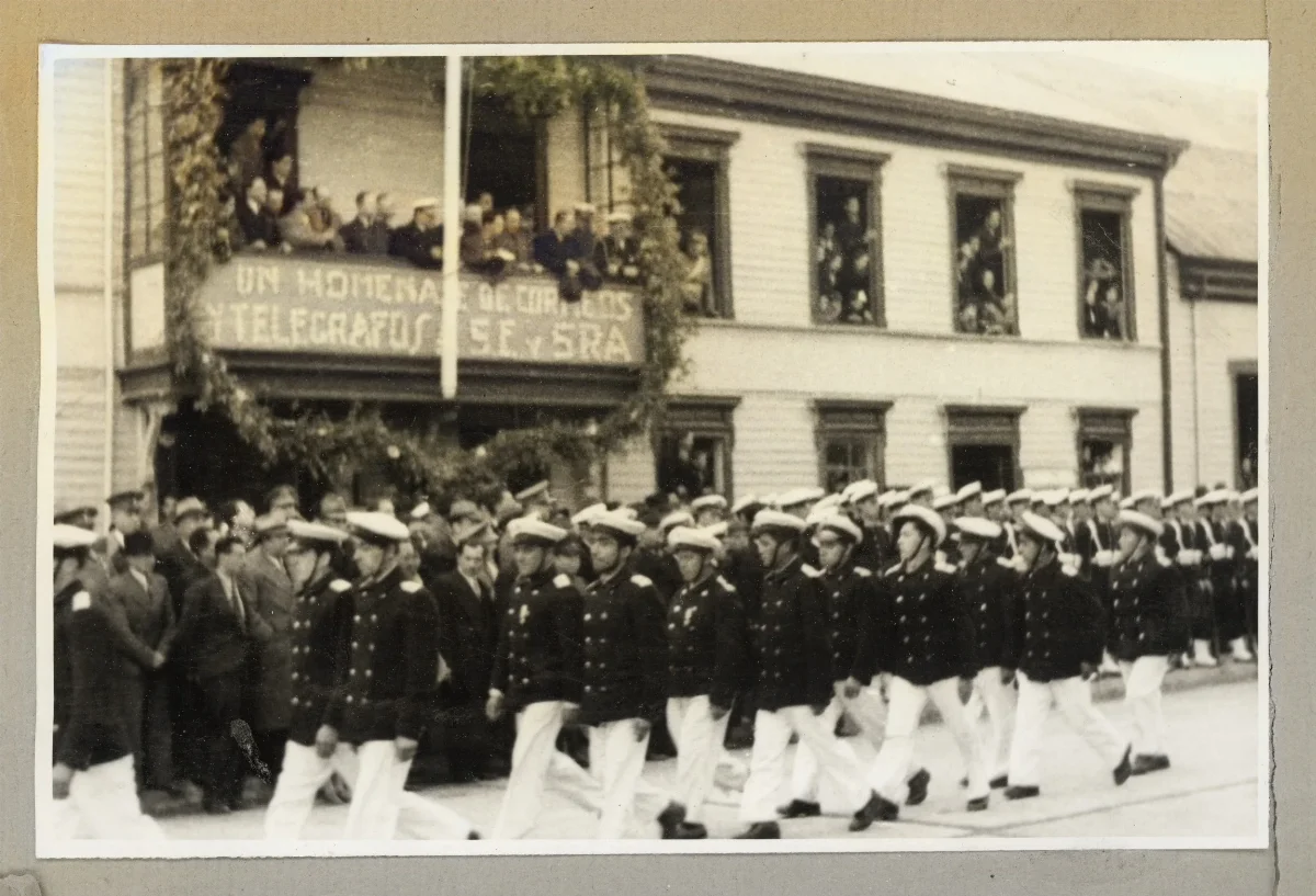 Pedro Aguirre Cerda en acto oficial con delegación militar en Puerto Montt — Puerto Montt — 1939 | Chile de Ayer