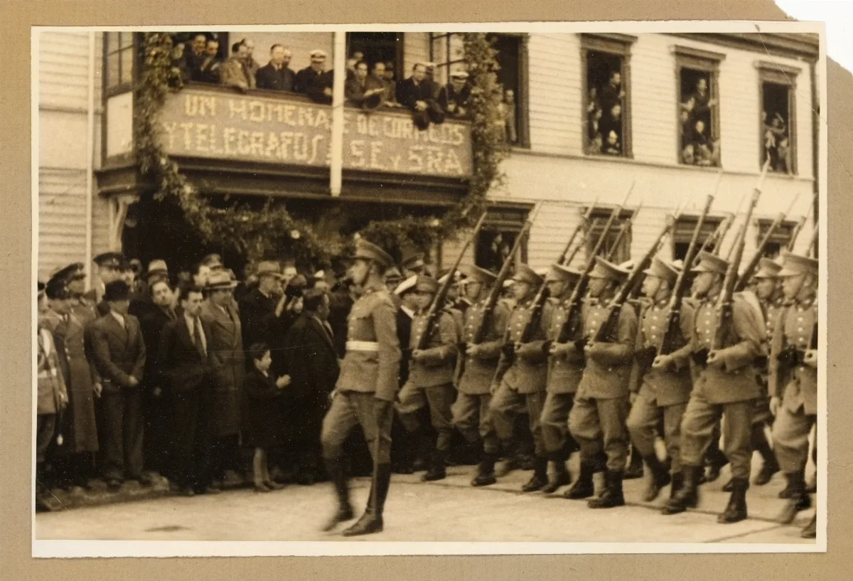 Acto cívico oficial con delegación militar en Puerto Montt — Puerto Montt — 1939 | Chile de Ayer