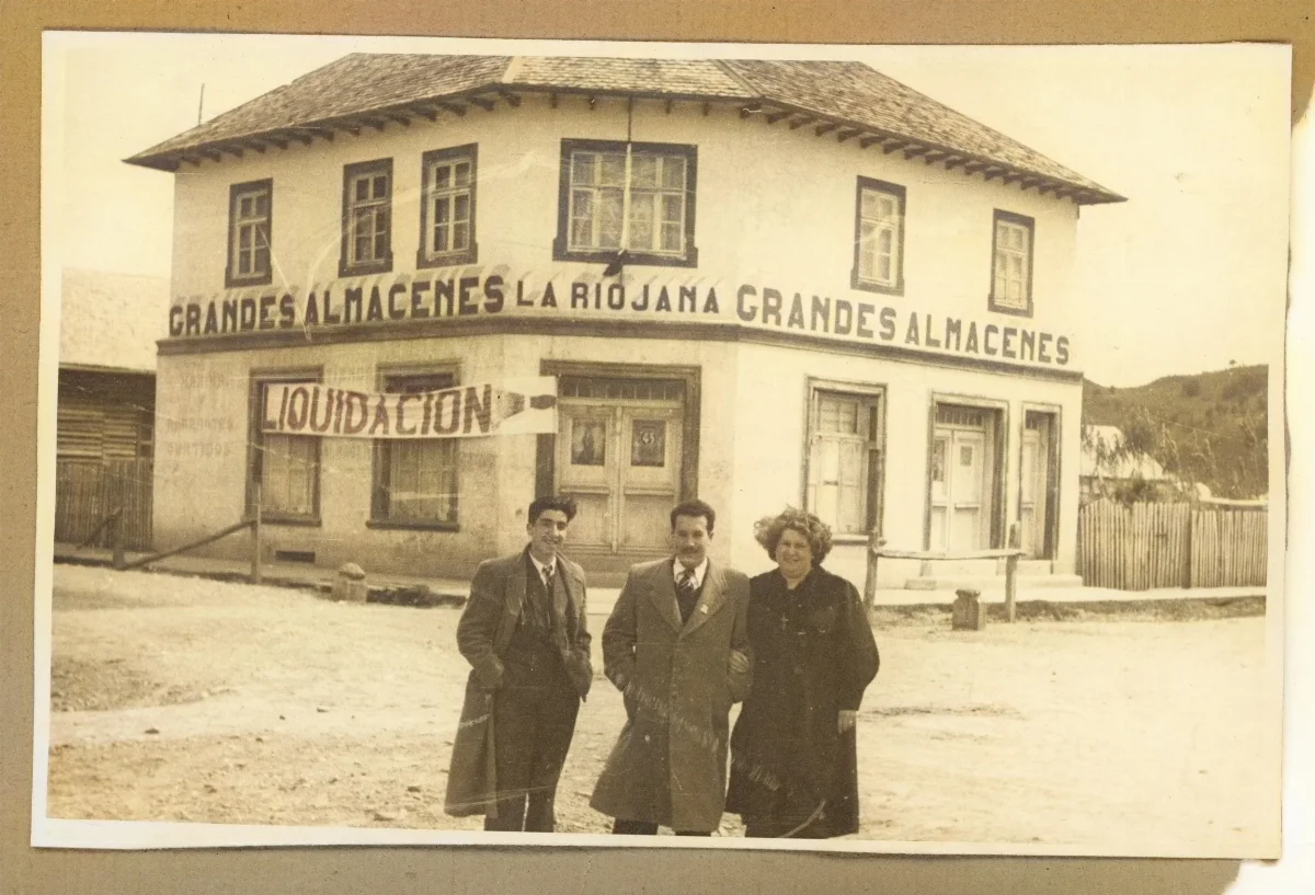 Visita oficial a Grandes Almacenes La Riojana durante liquidación comercial — Puerto Montt — 1939 | Chile de Ayer