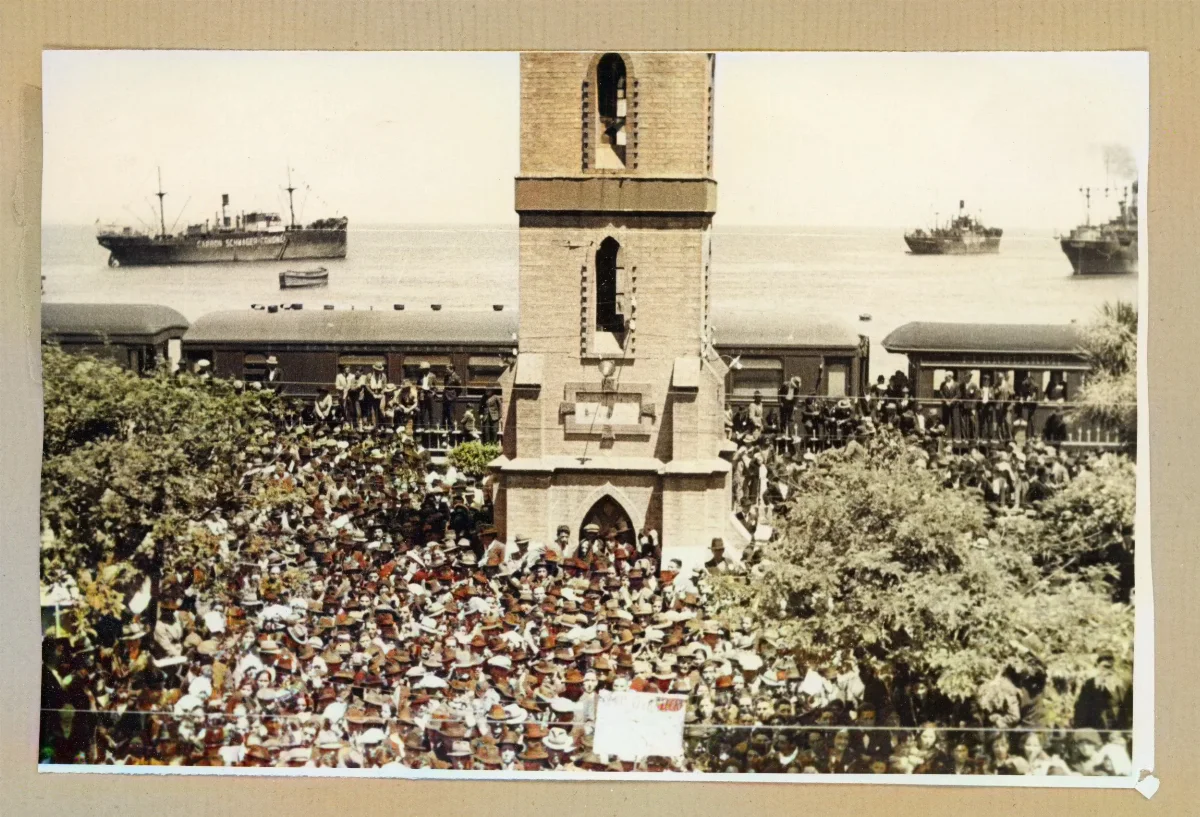 Acto cívico masivo frente al monumento de Lota — Lota — 1939 | Chile de Ayer