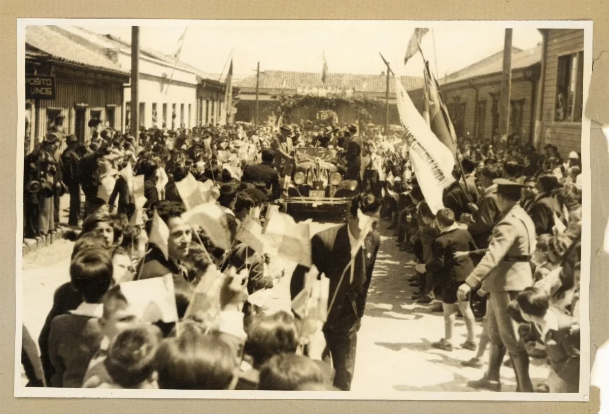 Acto oficial presidencial ante multitud en Lota — Lota — 1939 | Chile de Ayer