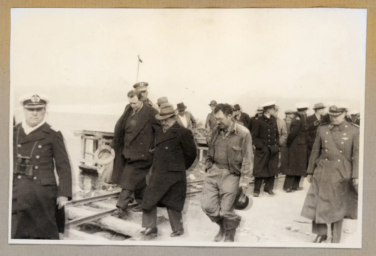 Visita presidencial a instalación industrial de Lota con autoridades navales y civiles — Lota — aprox. 1939 | Chile de Ayer