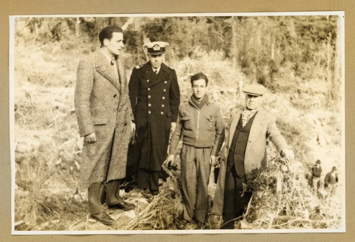 Presidente Aguirre Cerda con oficial naval en inspección a zona minera de Lota — Lota — aprox. 1939 | Chile de Ayer