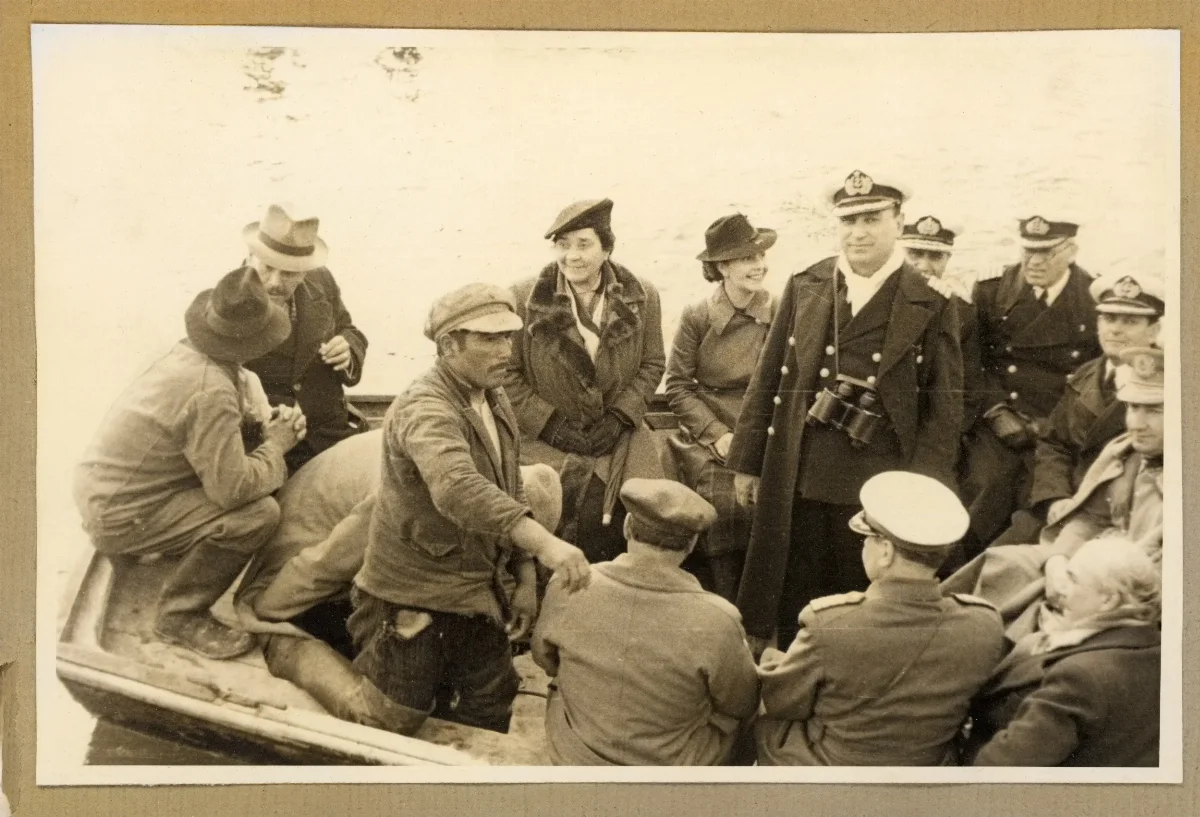 Acto oficial presidencial en Castro con autoridades militares y civiles — Castro — 1939 | Chile de Ayer