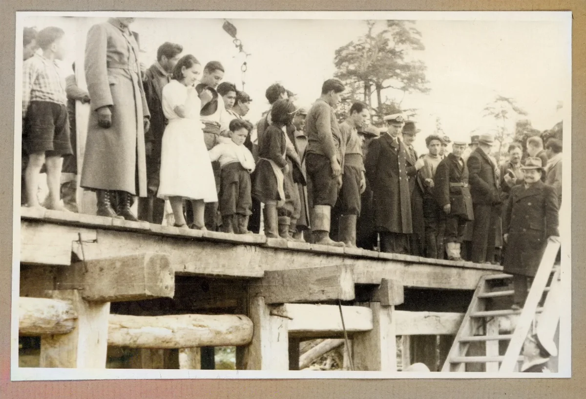 Presidente Pedro Aguirre Cerda en acto oficial sobre tribuna en Castro — Castro — 1939 | Chile de Ayer