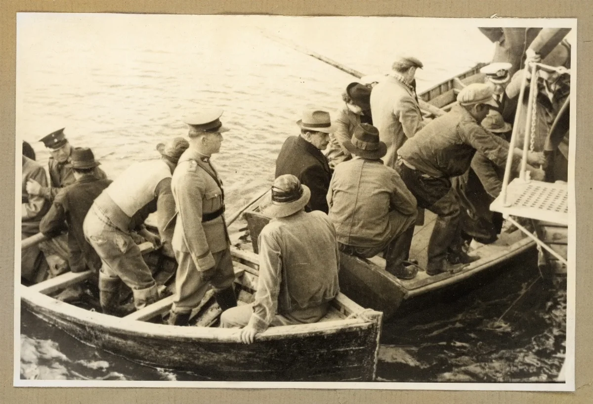 Autoridades inspeccionan embarcaciones en puerto — Castro — 1939 | Chile de Ayer