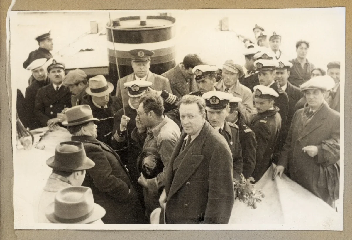 Presidente Aguirre Cerda en acto oficial con autoridades navales en puerto — Castro — 1939 | Chile de Ayer