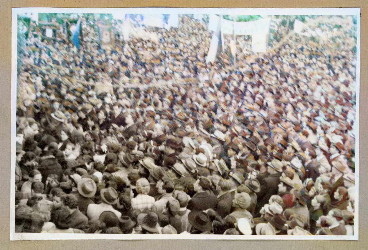 Concentración masiva en Castro durante acto presidencial de 1939 — Castro — 1939 | Chile de Ayer