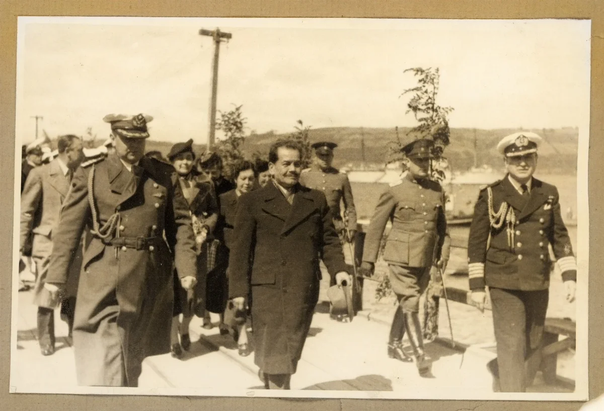 Comitiva presidencial y autoridades arribando a Castro — Castro — 1939 | Chile de Ayer