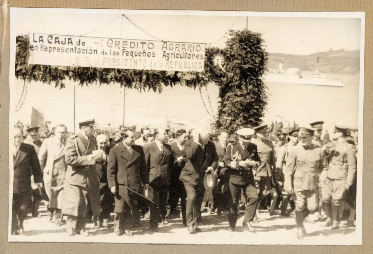 Comitiva presidencial y autoridades arribando a Castro — Castro — 1939 | Chile de Ayer