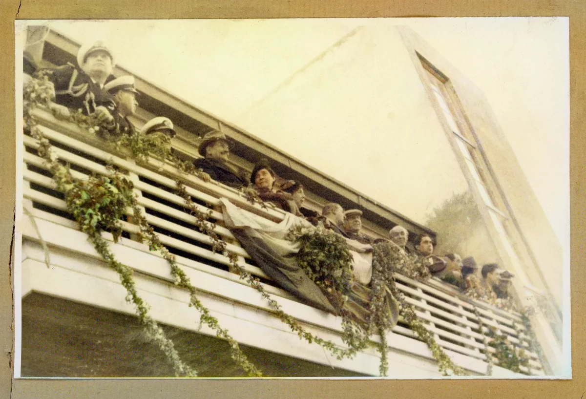Comitiva presidencial en el edificio de la gobernación saludando a la comunidad local — Castro — 1939 | Chile de Ayer