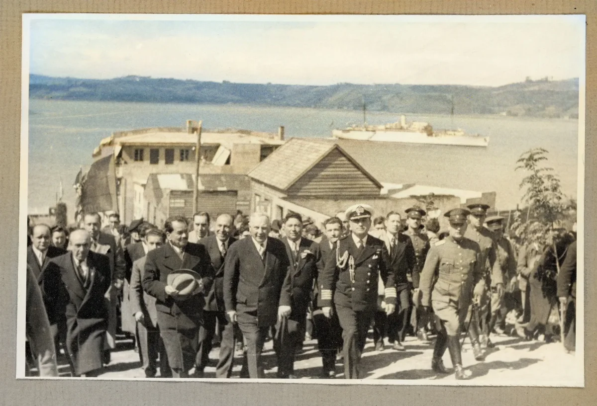 Comitiva presidencial y autoridades arribando a Castro — Castro — 1939 | Chile de Ayer