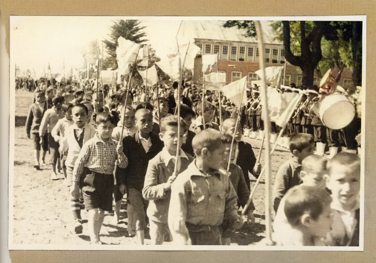 Desfile de homenaje a S.E. el presidente Pedro Aguirre Cerda — Castro — 1939 | Chile de Ayer