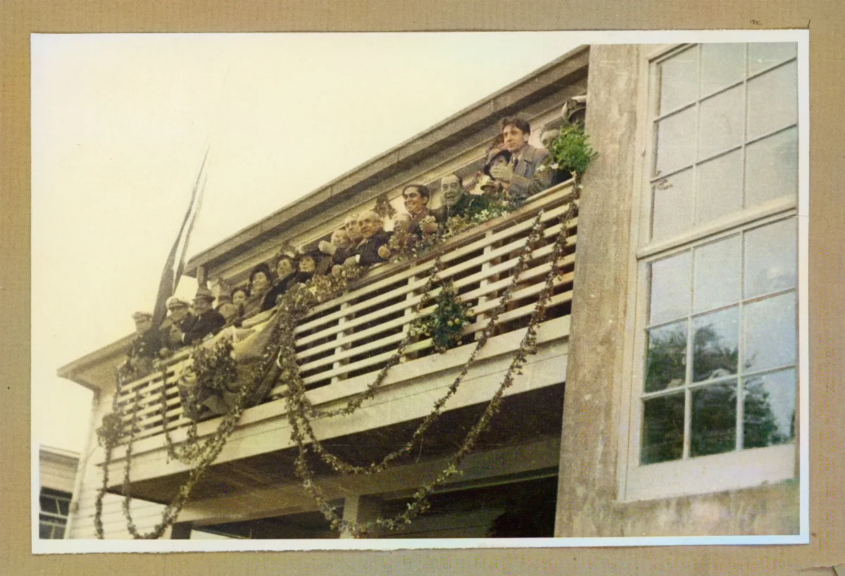 Comitiva presidencial en el edificio de la gobernación saludando a la comunidad local — Castro — 1939 | Chile de Ayer