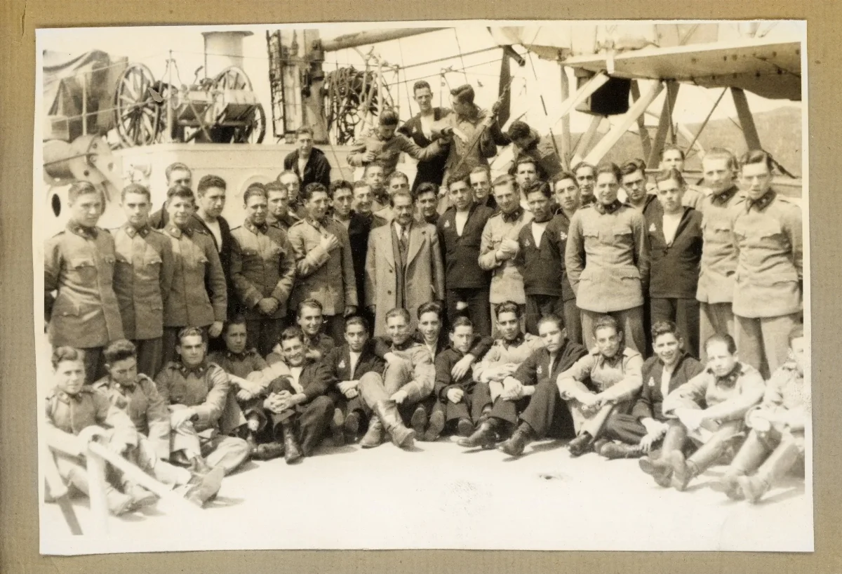 Delegación oficial a bordo del Araucano en Puerto de Castro, 1939 — Castro — 1939 | Chile de Ayer
