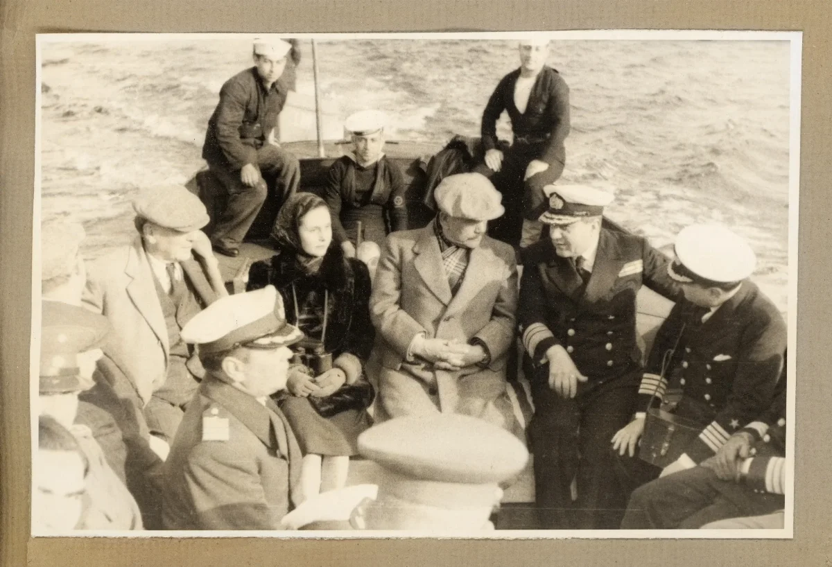 Presidente en inspección naval junto a autoridades militares — Castro — 1939 | Chile de Ayer