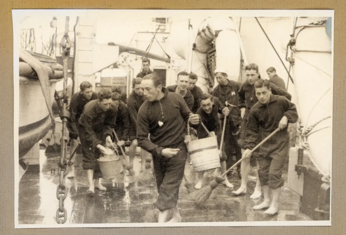 Autoridades a bordo del Araucano durante la gira presidencial por la Patagonia — Castro — 1939 | Chile de Ayer