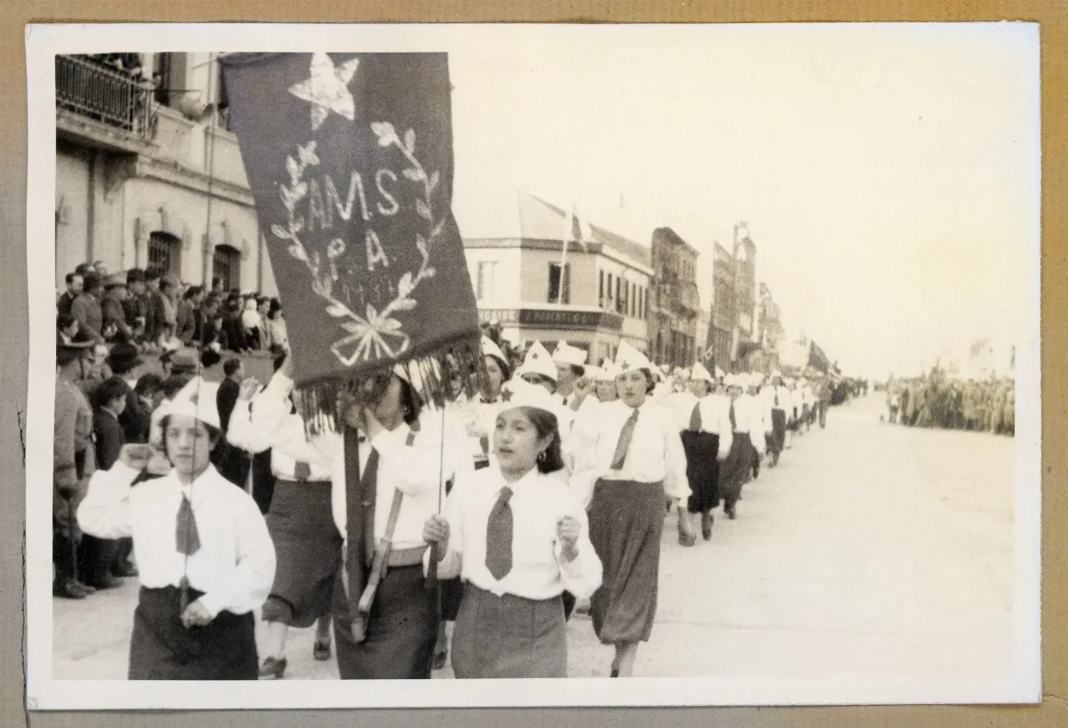 Desfile cívico en Punta Arenas con estandarte de organización política — Punta Arenas — 1939 | Chile de Ayer