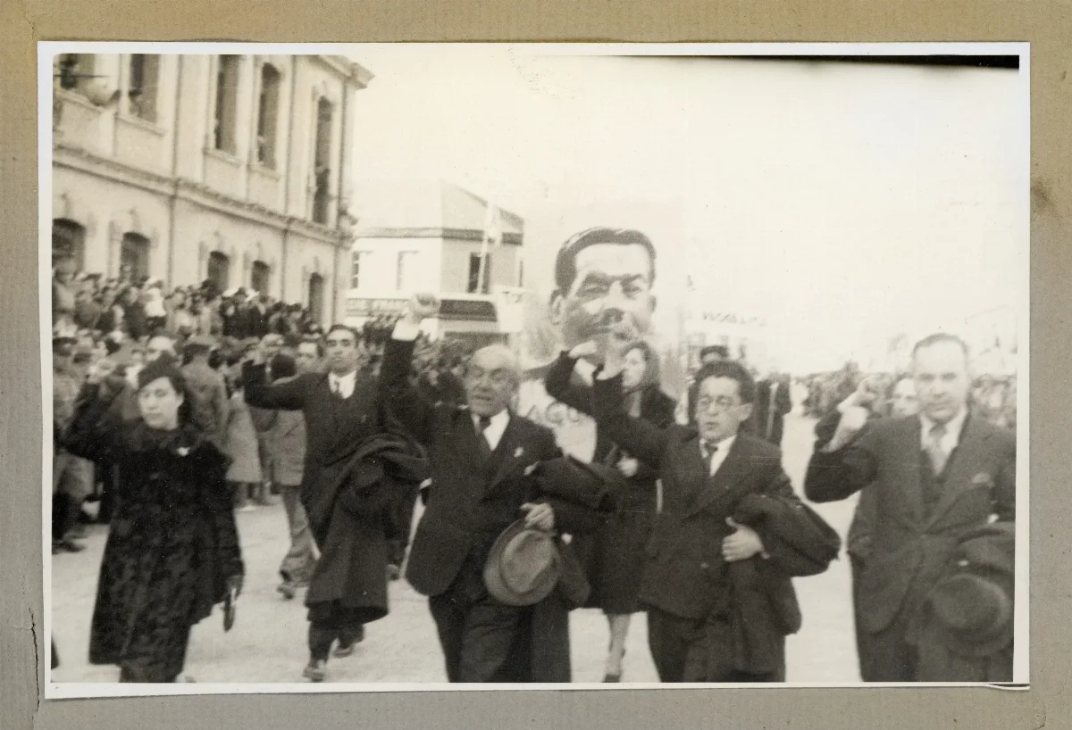 Presidente en acto cívico ante multitud en plaza pública — Punta Arenas — 1939 | Chile de Ayer