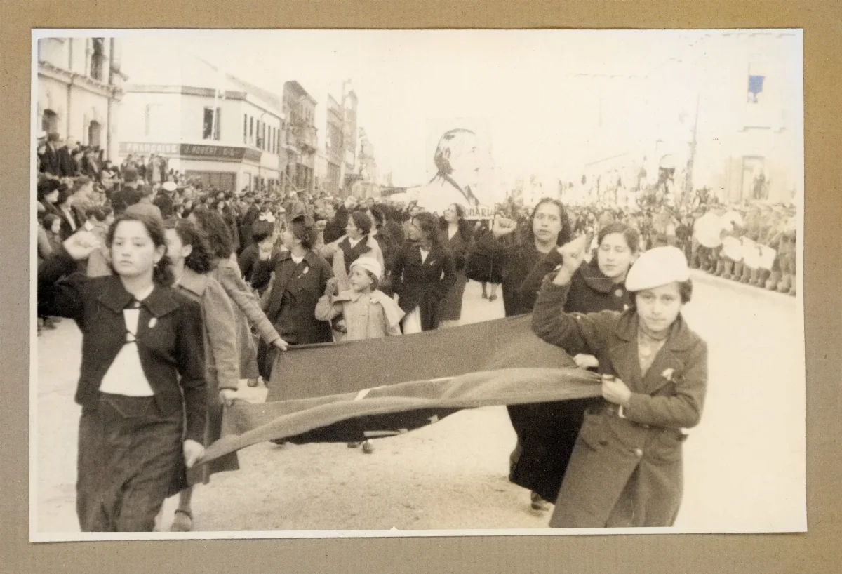 Acto cívico con desfile de banderas en Punta Arenas — Punta Arenas — 1939 | Chile de Ayer