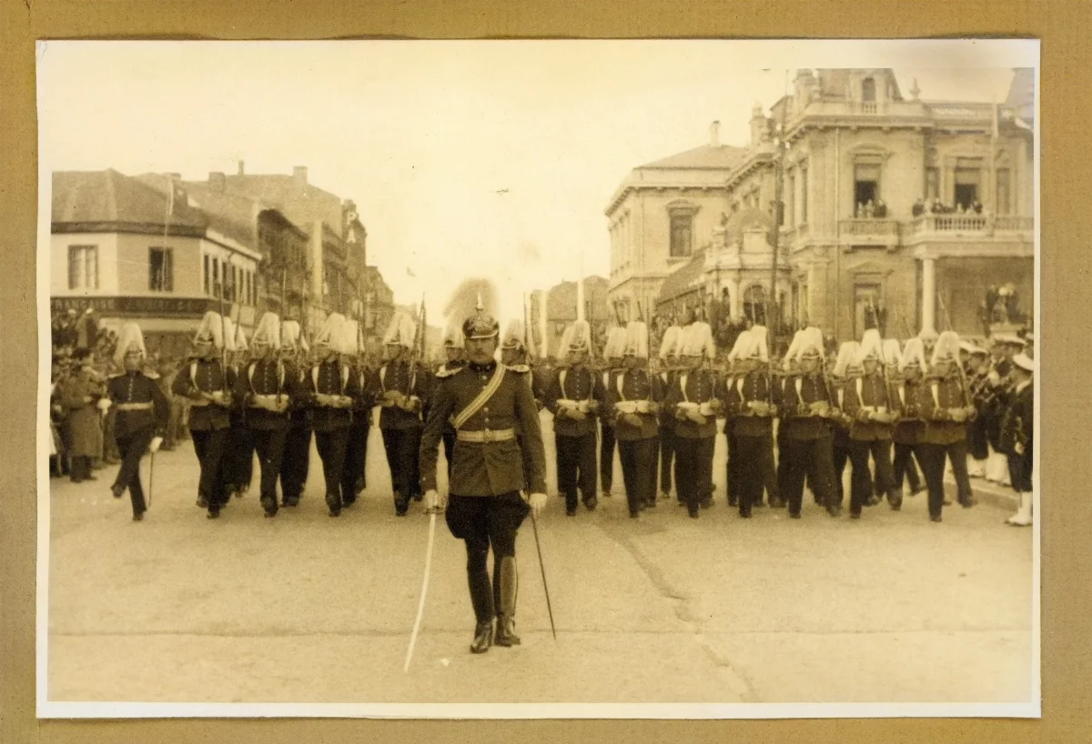 Acto oficial con autoridades militares en plaza pública de Punta Arenas — Punta Arenas — 1939 | Chile de Ayer