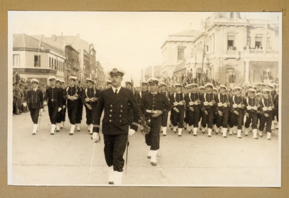 Presidente Pedro Aguirre Cerda encabeza acto cívico con grupo escolar en Punta Arenas — Punta Arenas — 1939 | Chile de Ayer