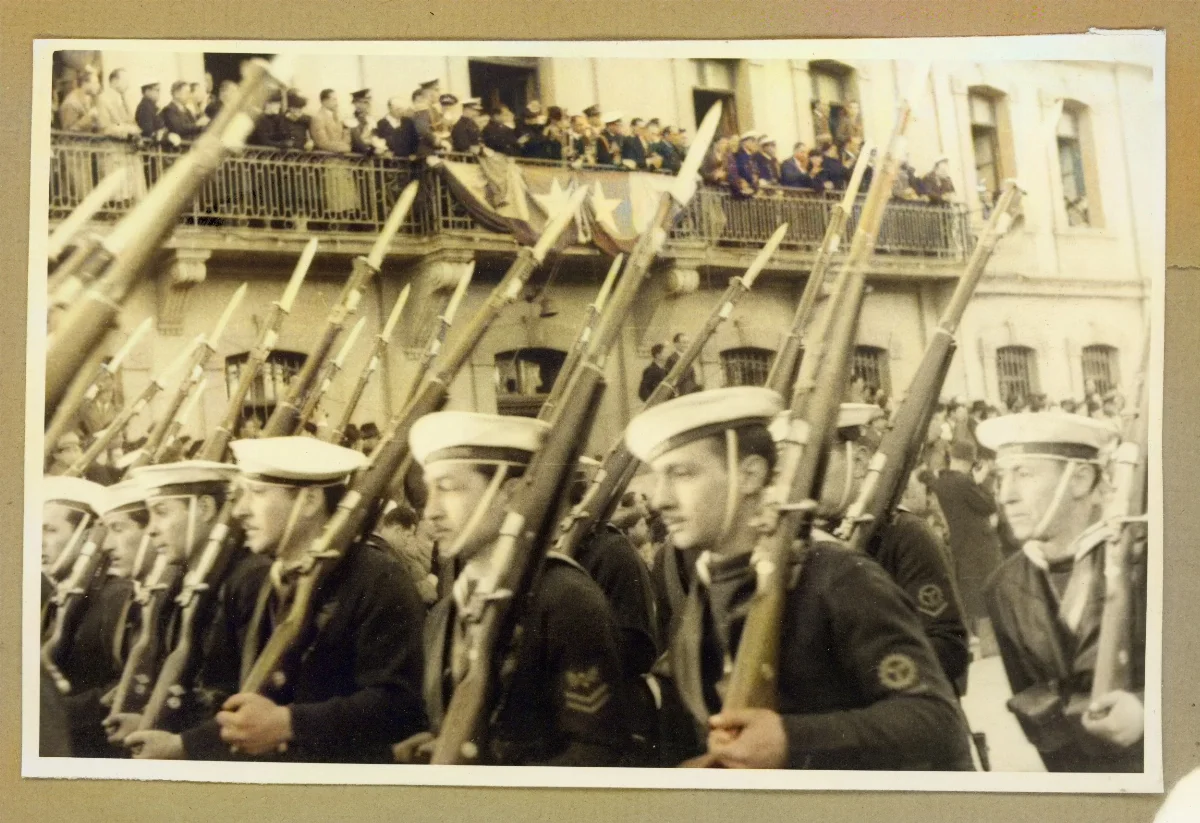 Marinería en formación durante acto oficial presidencial — Punta Arenas — 1939 | Chile de Ayer