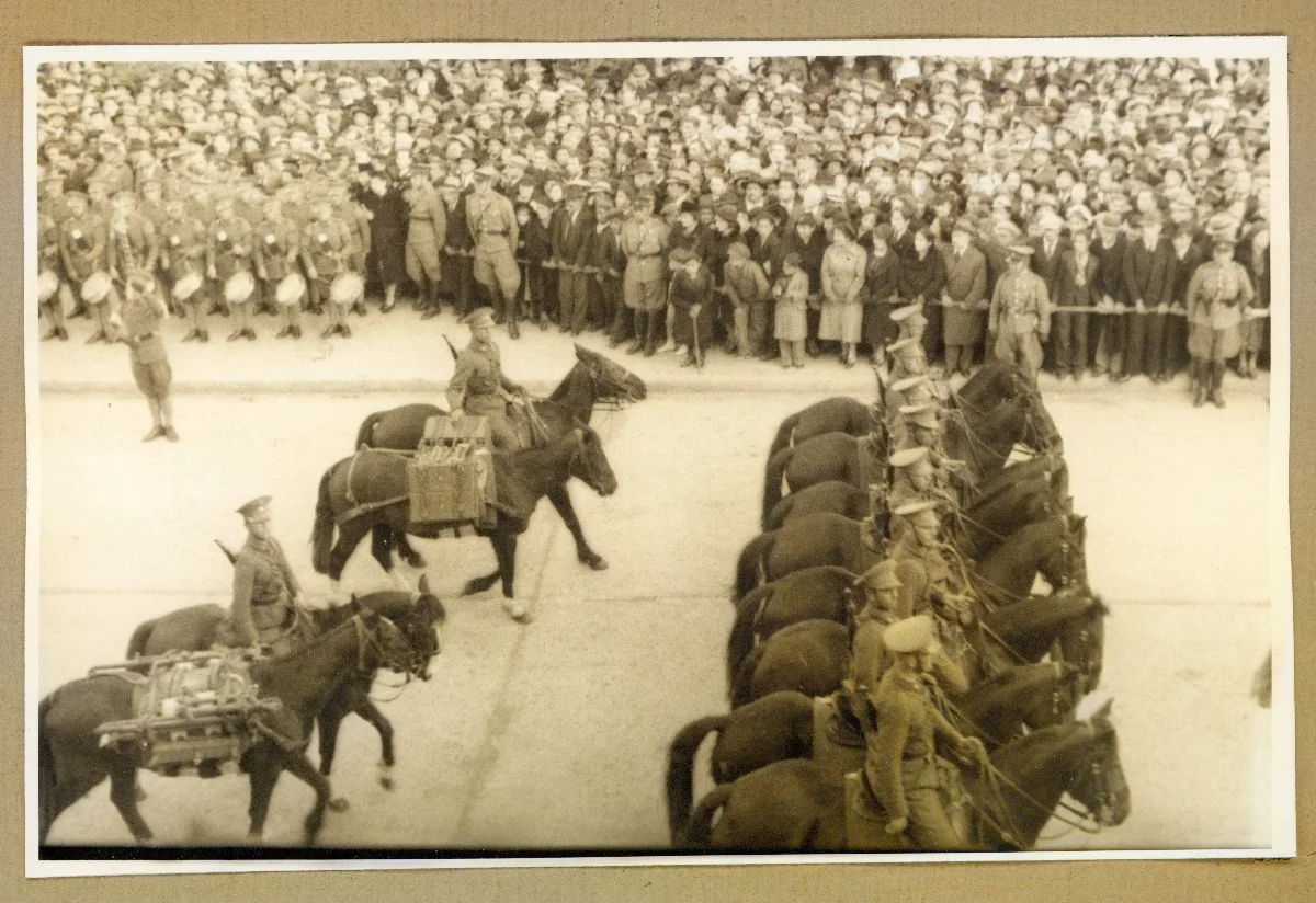 Desfile militar ecuestre en acto oficial de Punta Arenas — Punta Arenas — 1939 | Chile de Ayer