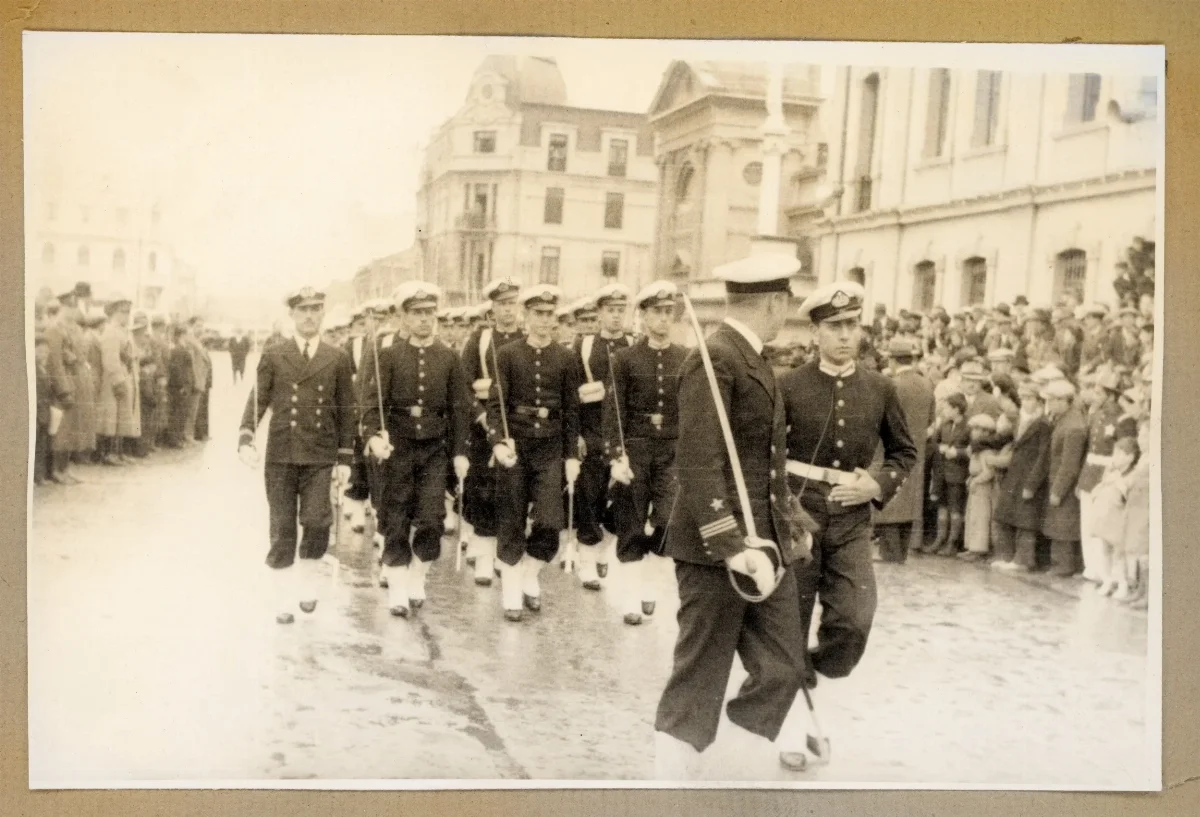 Banda militar en acto de ceremonia oficial presidencial — Punta Arenas — 1939 | Chile de Ayer