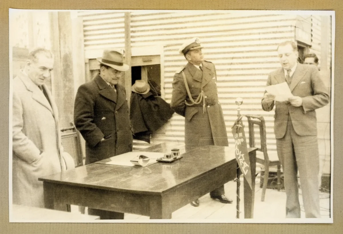 Inspección presidencial de taller de trabajo — aprox. 1940 | Chile de Ayer