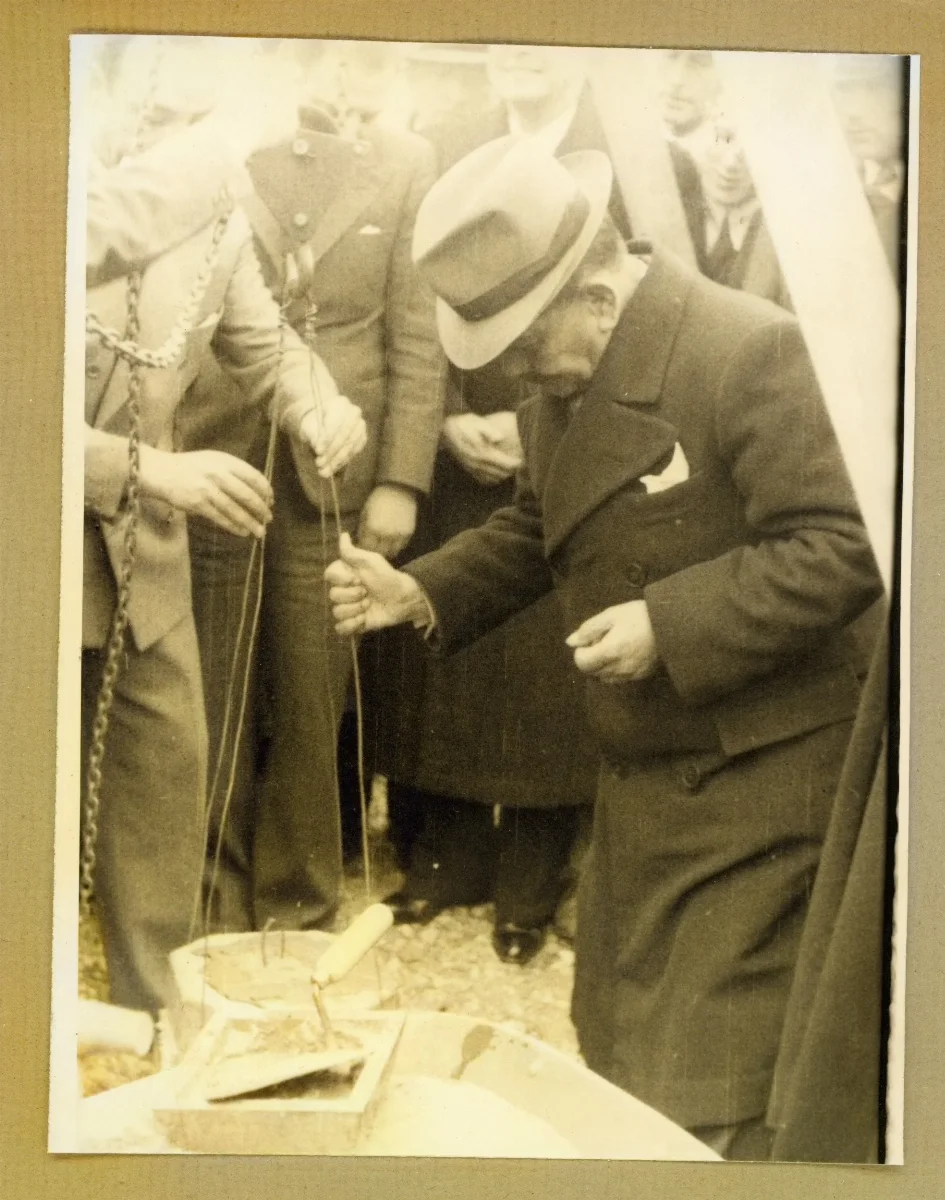 Presidente Aguirre Cerda en acto de inauguración con autoridades locales — aprox. 1939 | Chile de Ayer