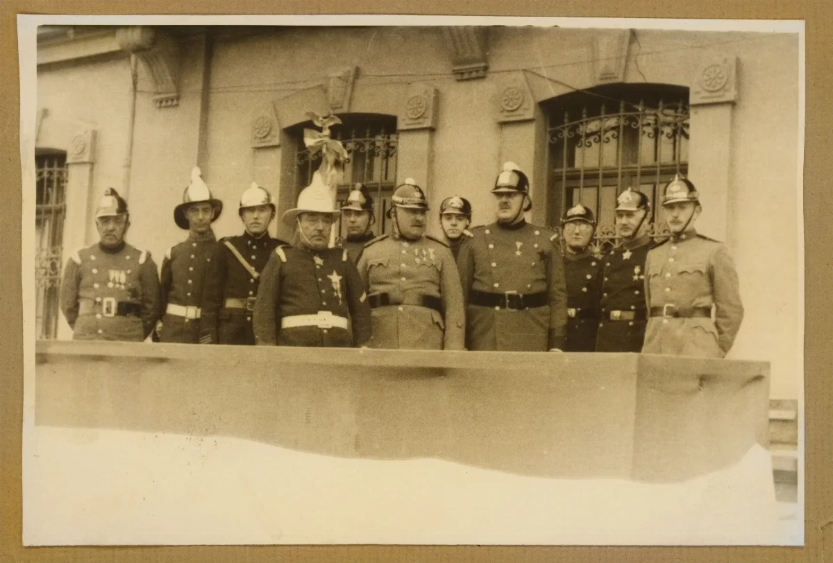 Autoridades militares en acto protocolar con tribuna oficial — aprox. 1939 | Chile de Ayer