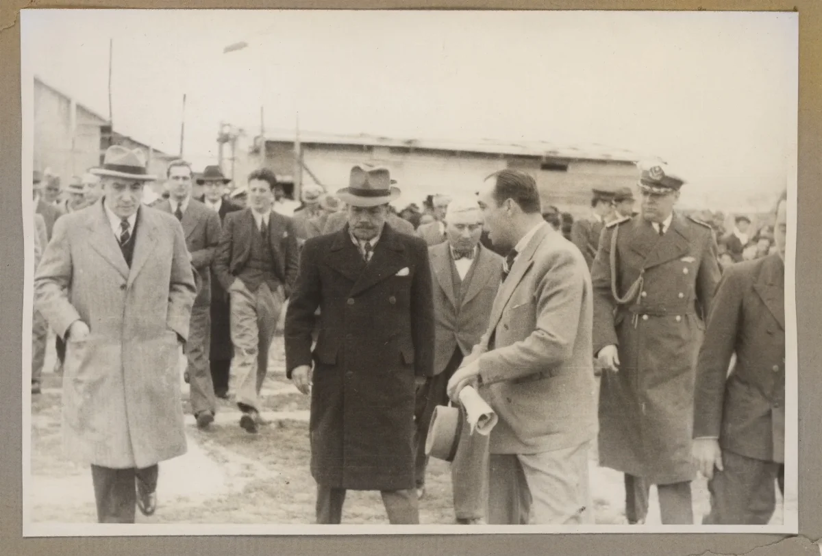 Visita presidencial a instalación industrial con comitiva de autoridades — aprox. 1939 | Chile de Ayer
