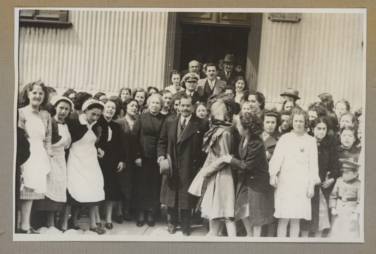 Pedro Aguirre Cerda visita institución educacional con autoridades y estudiantes en Punta Arenas — Punta Arenas — 1939 | Chile de Ayer