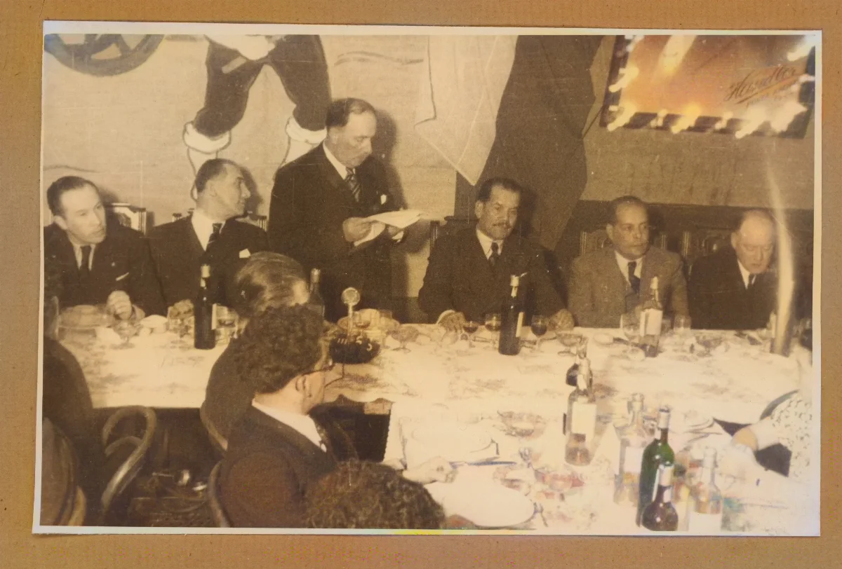 Banquete oficial con autoridades durante acto de protocolo — aprox. 1939 | Chile de Ayer