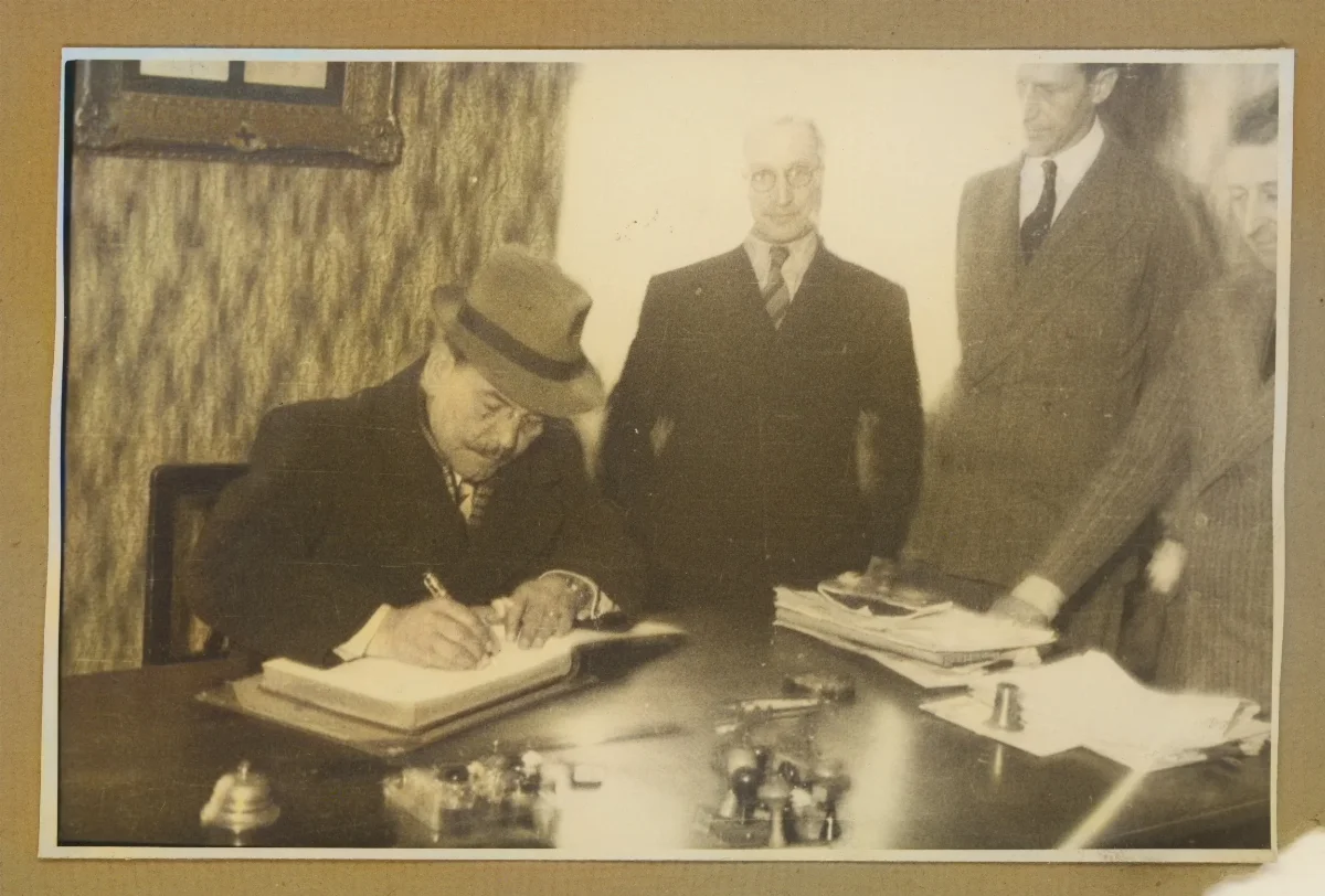 Pedro Aguirre Cerda firma documento oficial en su despacho — aprox. 1939 | Chile de Ayer