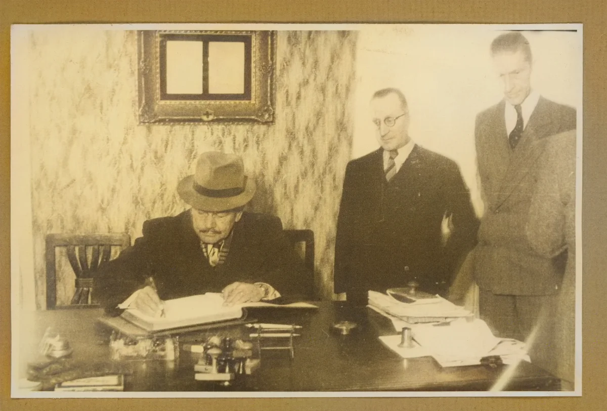 Presidente Pedro Aguirre Cerda en acto de firma de documentos oficiales — aprox. 1939 | Chile de Ayer