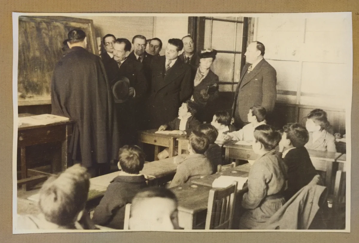 Presidente acompañado por autoridades en visita a escuela — aprox. 1939 | Chile de Ayer