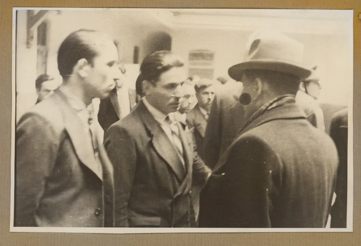 Presidente en conversación con autoridades civiles y militares durante acto oficial — aprox. 1939 | Chile de Ayer
