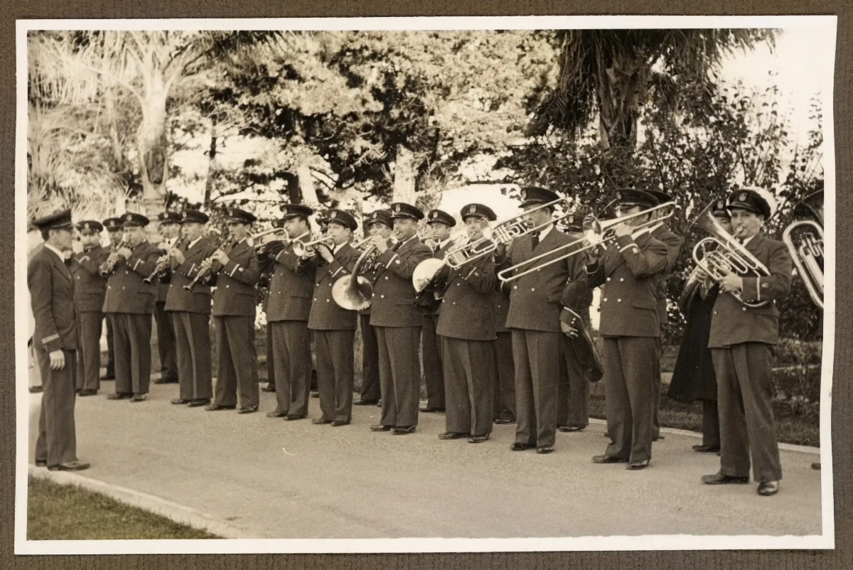 Banda militar en formación durante acto oficial, Viña del Mar 1940 — Viña del Mar — 1940 | Chile de Ayer