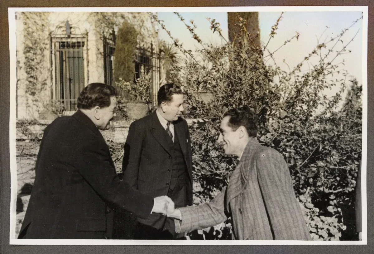 Apretón de manos presidencial en jardín de residencia — Viña del Mar — 1940 | Chile de Ayer